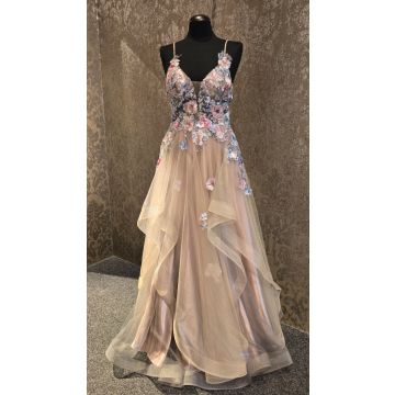 Abendkleid mit Volants, cappuccino cake
