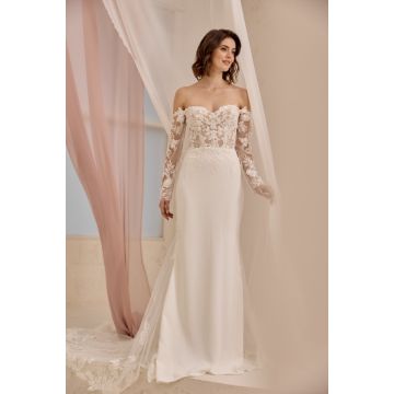 Brautkleid mit Spitzenschleppe, ivory