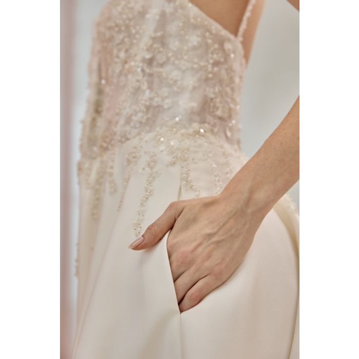Brautkleid aus Mikado mit Spaghettitägern, dark ivory