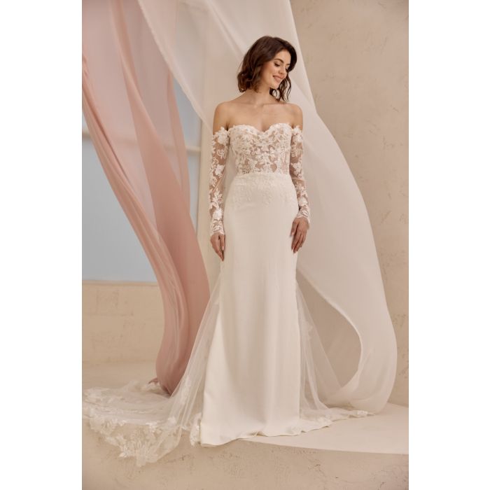 Brautkleid mit Spitzenschleppe, ivory