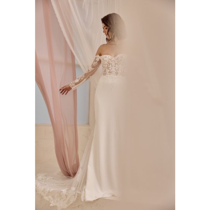 Brautkleid mit Spitzenschleppe, ivory